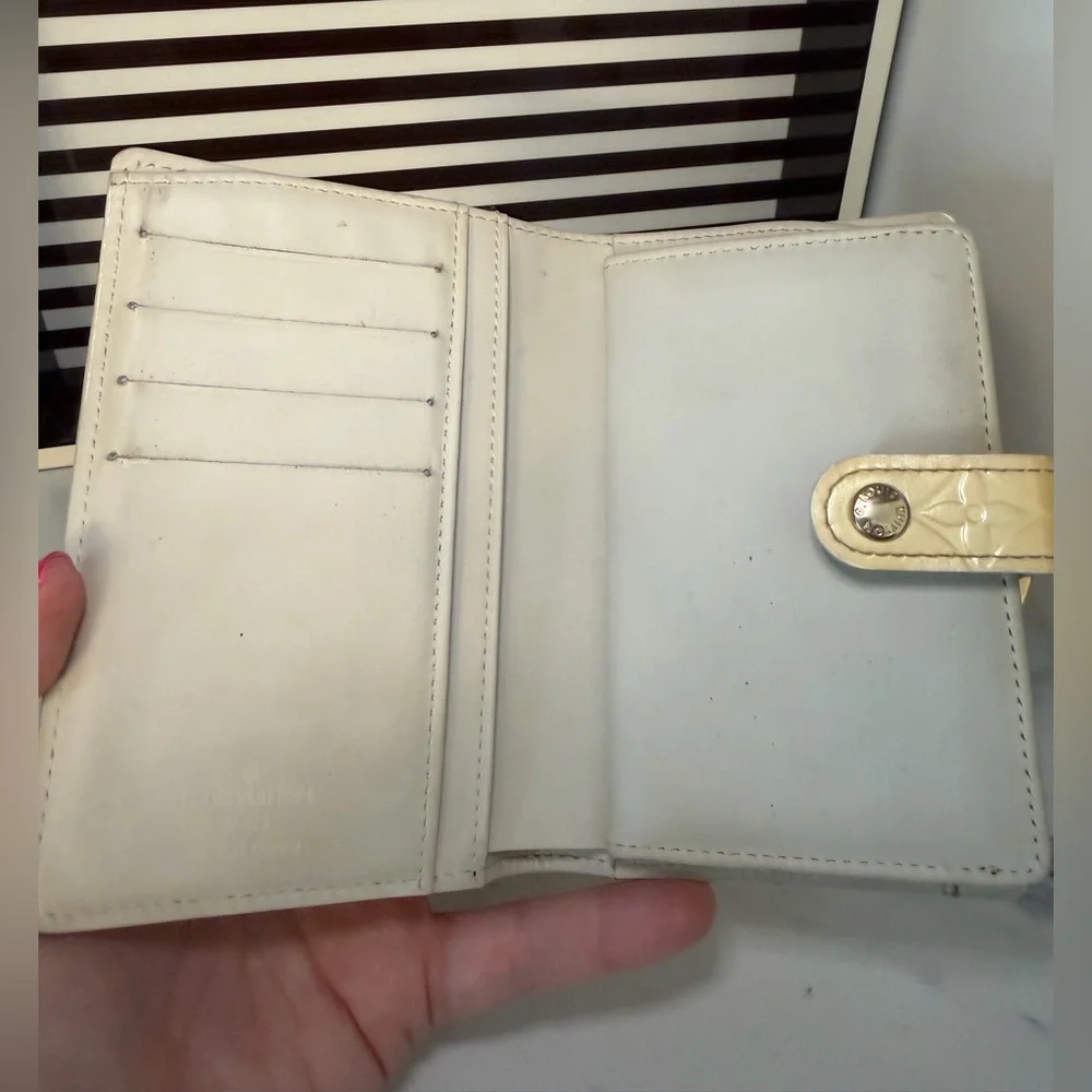 Louis Vuitton Cream Butter Yellow Monogram Vernis Kisslock Wallet - Picture 8 of 9